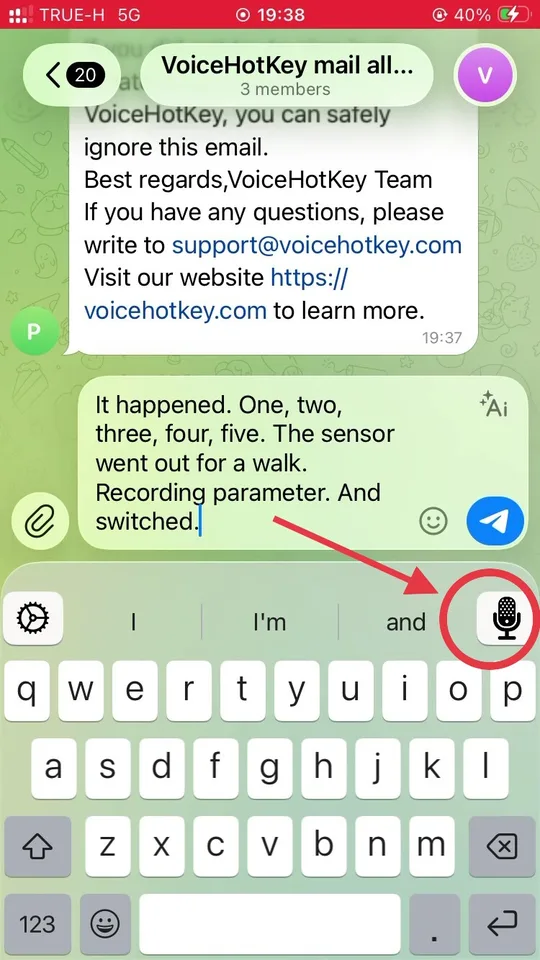 คีย์บอร์ด VoiceHotKey พร้อมลูกศรชี้ที่ปุ่มไมค์